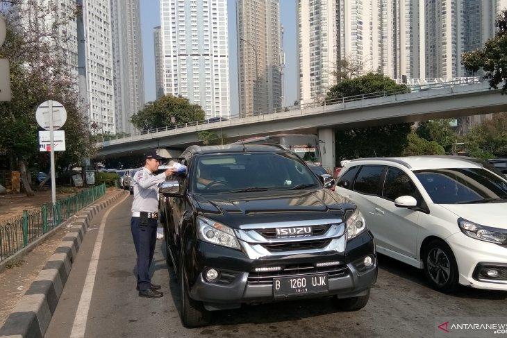 Perluasan Ganjil Genap: Dishub Jakbar Bagikan Brosur Sosialisasi di Tomang