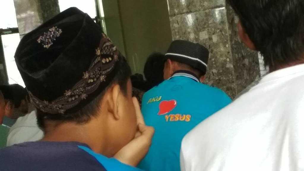 Viral Foto Pria di Masjid Memakai Kaus 'Aku Cinta Yesus', Netizen Heboh