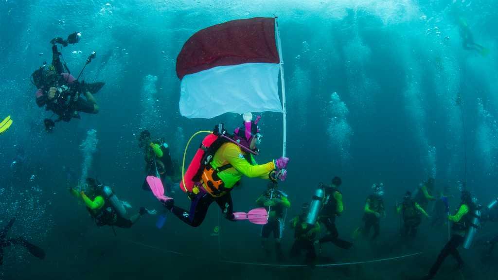 Merah Putih Raksasa di Dasar Teluk Manado Persembahan WASI untuk Indonesia