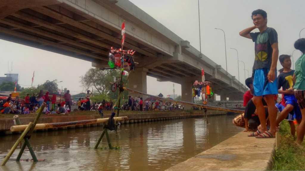 Bukan Lagi Panjat Pinang, di Kalimalang Akan Ada Lomba Titian Pinang