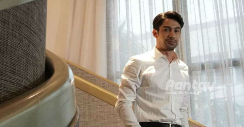Di Film 'Twivortiare', Reza Rahadian Syuting Didampingi Dokter