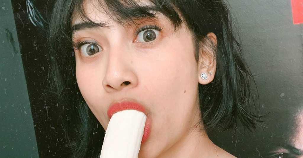 3 Foto Hot Vanessa Angel dari Makan Pisang Hingga Pamer Belahan Dada