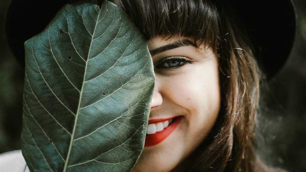 5 Cara Alami Hilangkan Kantong Mata Agar Kamu Lebih Percaya Diri!