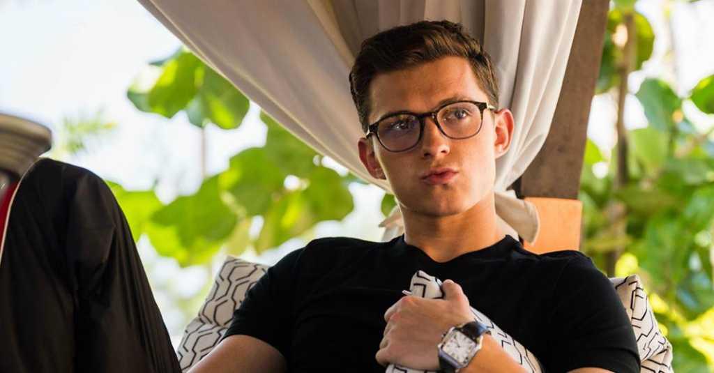 Tom Holland Tunjukkan Kemesraan dengan Cewek Berambut Pirang