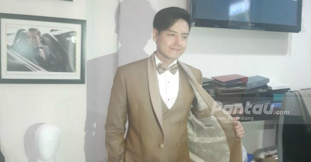 Roger Danuarta akan Kenakan Jas Berwarna Brown Golden di Resepsi Nanti