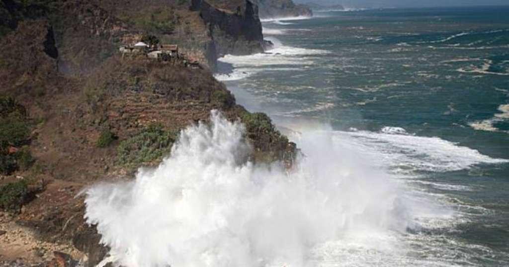 BMKG Keluarkan Peringatan Dini Gelombang Tinggi 3,5 Meter di Kupang