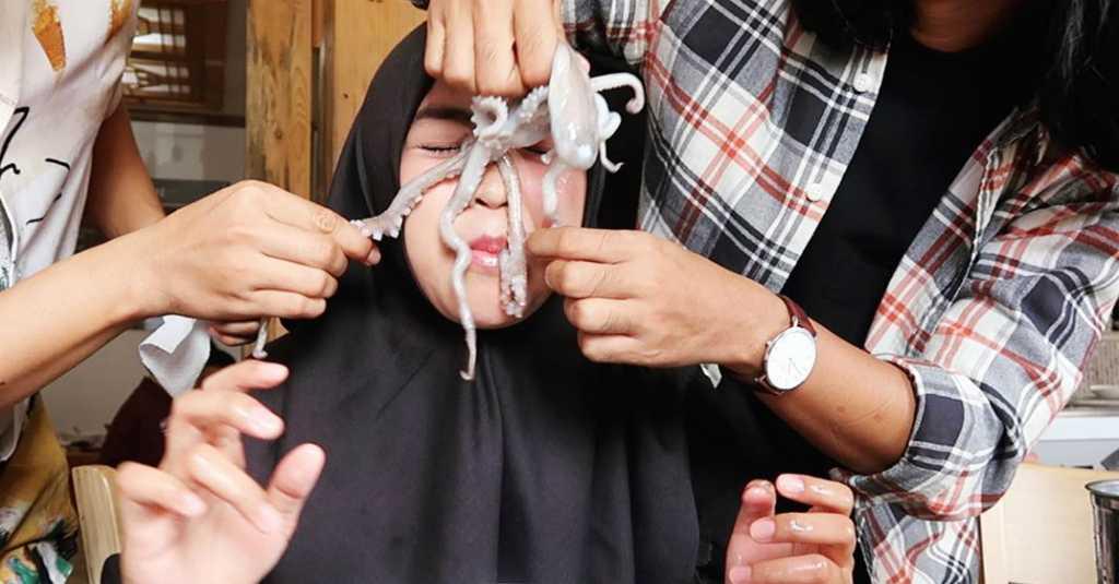 Ria Ricis Makan Gurita Hidup, Netizen: Sama Saja Menyiksa Hewan