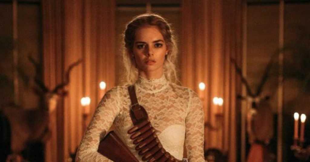 Duh, Samara Weaving Tak Sengaja Hantam Kepala Andie MacDowell dengan Bata