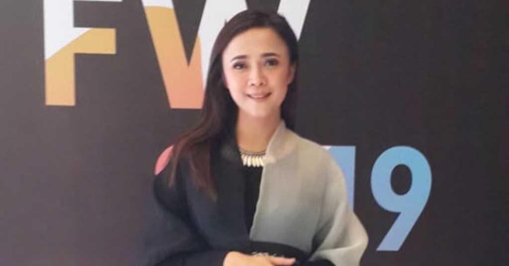 Desainer Sonya Morina Pamerkan Koleksi Busana Unik di Fashion Fair, Ceko