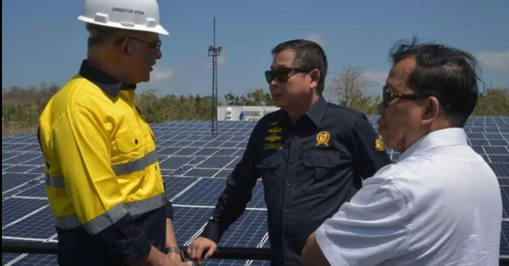 Tinjau 3 Proyek PLTS di NTB, Jonan: Ini yang Paling Besar