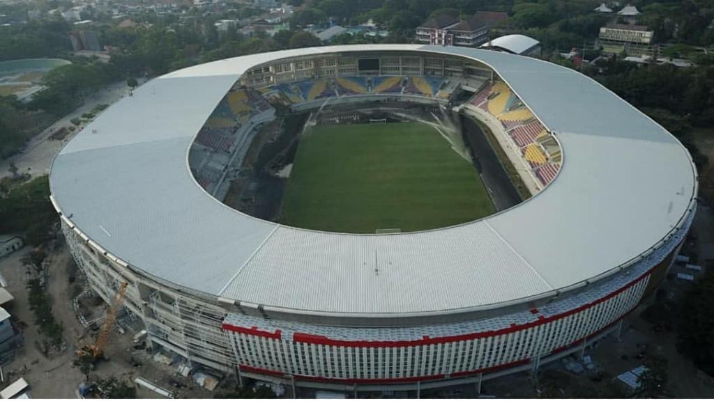 Presiden Jokowi Pamerkan Stadion Manahan yang Baru Direnovasi