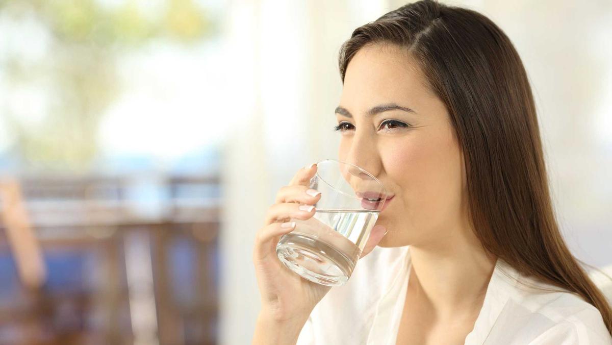Minum 2 Gelas Air Putih Sebelum Makan Dapat Menurunkan Berat Badan
