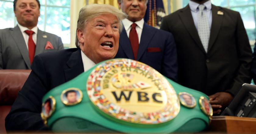 Baper Berita 'Elok' Dirinya Tak Ada, Trump Bakal 'Kuliti' Google