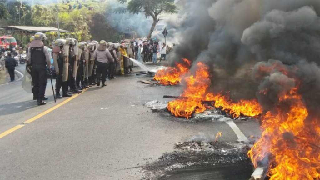 Warga Cisarua Bakar Ban dan Kayu di Jalur Pucak Tolak Penggusuran