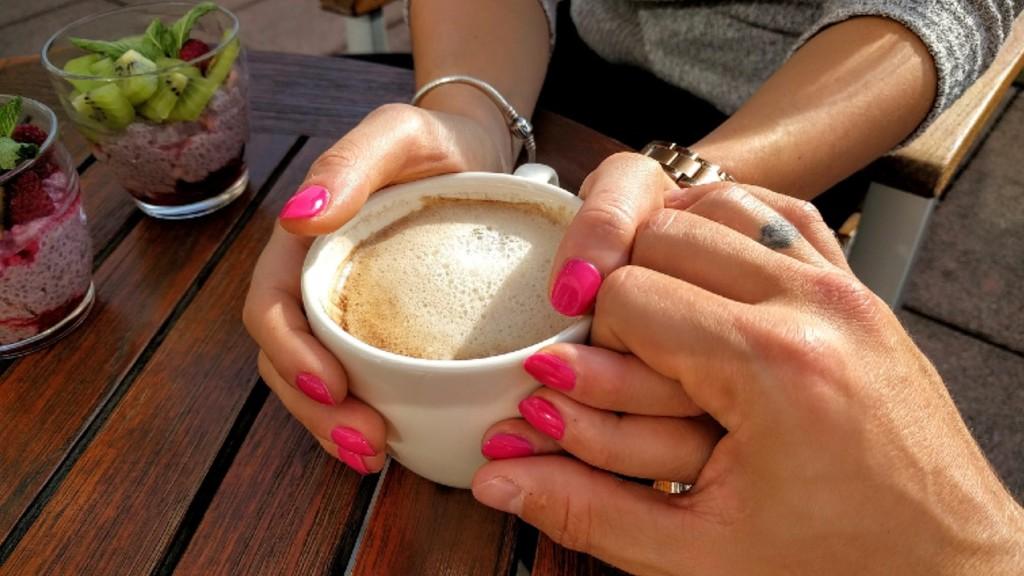 Percaya Nggak Jatuh Cinta Bisa Bikin Kamu Bertingkah Aneh? Ini Jawabannya