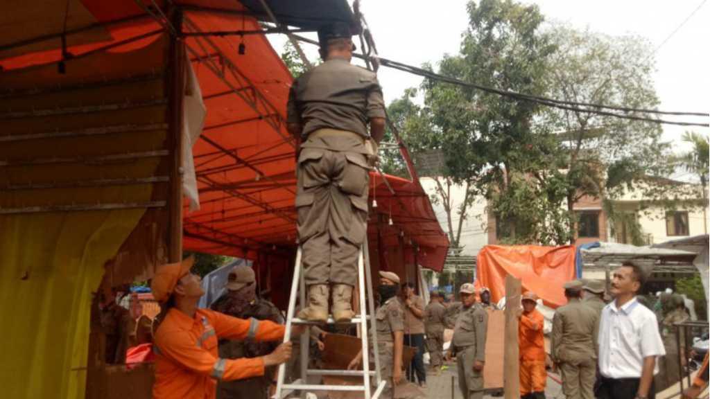 Puluhan Lapak PKL di Jakpus Dibongkar Petugas, Pedagang Pasrah