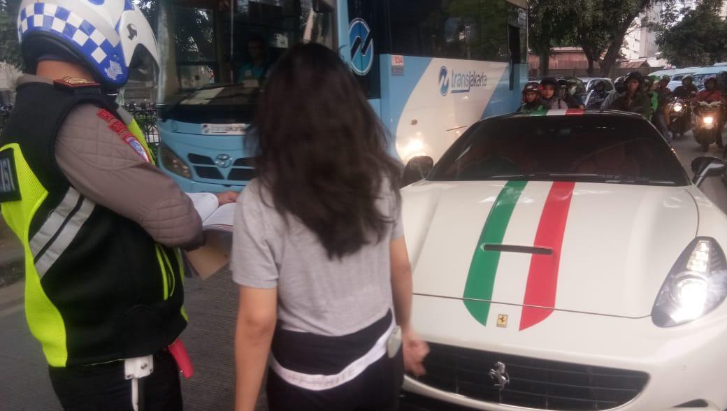 Tak Gunakan Nopol Kendaran, Ferrari Putih Terjaring Operasi Patuh Jaya 2019