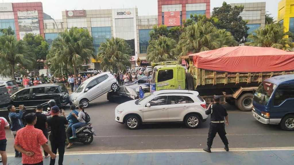 Tabrakan Beruntun di Bintaro, 4 Mobil Pribadi dan 1 Truk Tanah Ringsek