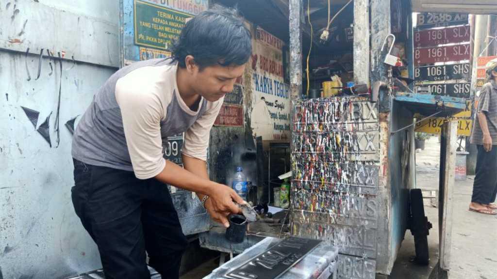 Tukang Plat Nomor Ketiban Rezeki Perluasan Gajil-Genap di Jakarta