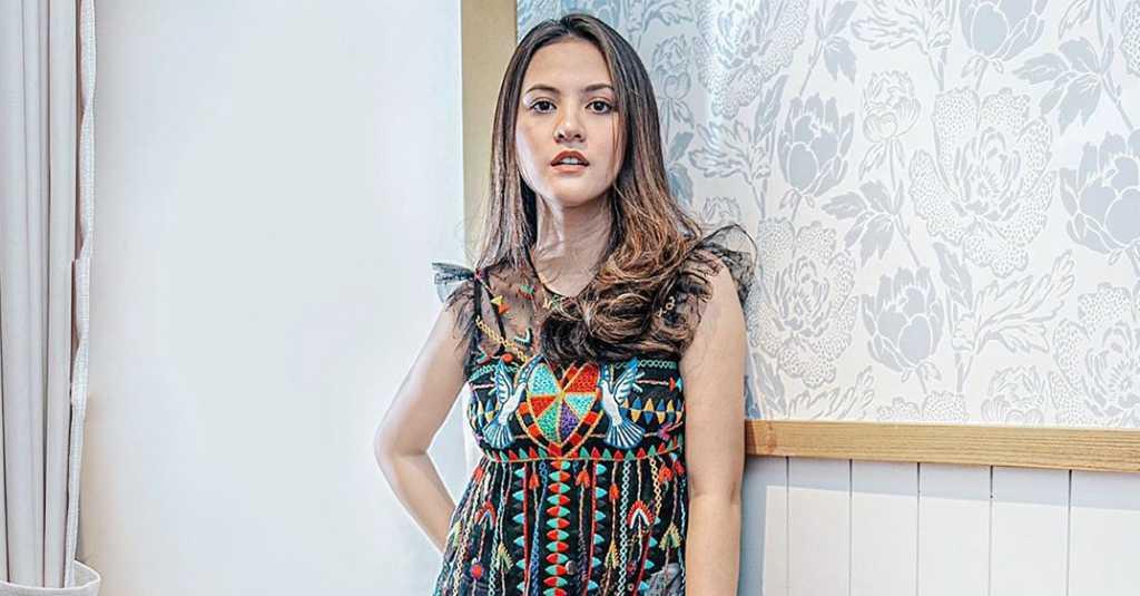 Marsha Aruan Belajar Berhias Diri ke MUA