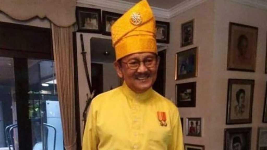 Kenang Habibie dari Baju Tradisional Melayu Berwarna Kuning