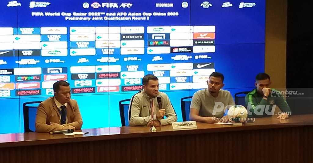 Disoraki Penonton, McMenemy Pasang Badan Buat Andritany