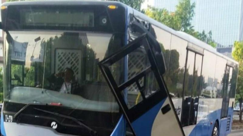 Diduga Supir Lalai, Bus Transjakarta Tabrak Separator di Jalan S Parman