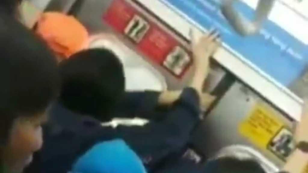 Jari Penumpang KRL Ini Terjepit dari Stasiun Cakung hingga Klender