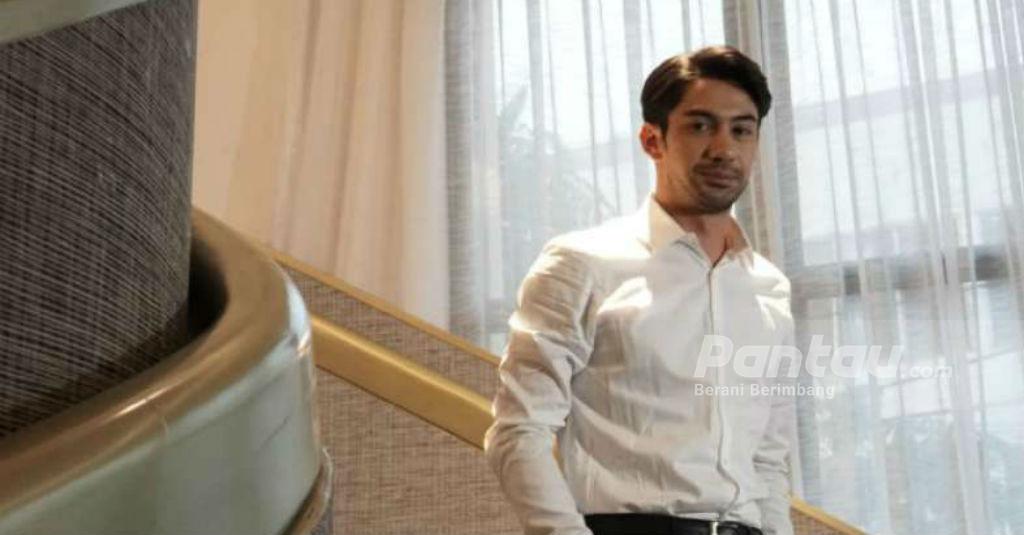 Reza Rahadian Tak Kuasa Menahan Tangis Saat Melayat Almarhum BJ Habibie