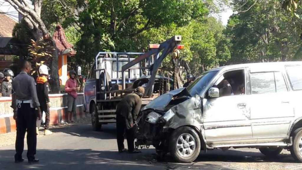 Kijang Hantam Motor dan Angkot di Jalan Gajah Mada, Satu Orang Tewas
