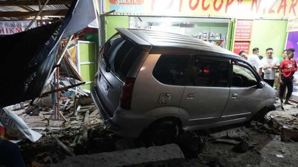 Pedal Gas Tersangkut, Mobil Seruduk Pintu Minimarket di Jakarta Barat