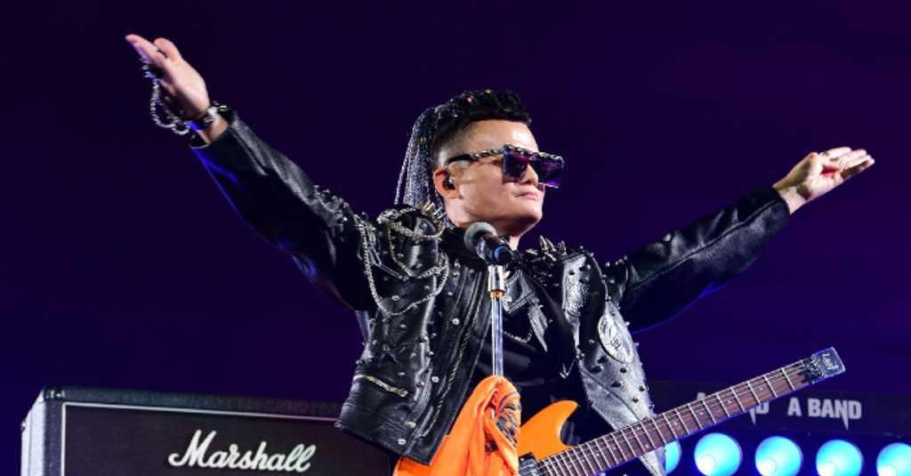 Nyeleneh! Tampilan Jack Ma Ngerock saat Perpisahan dengan Alibaba