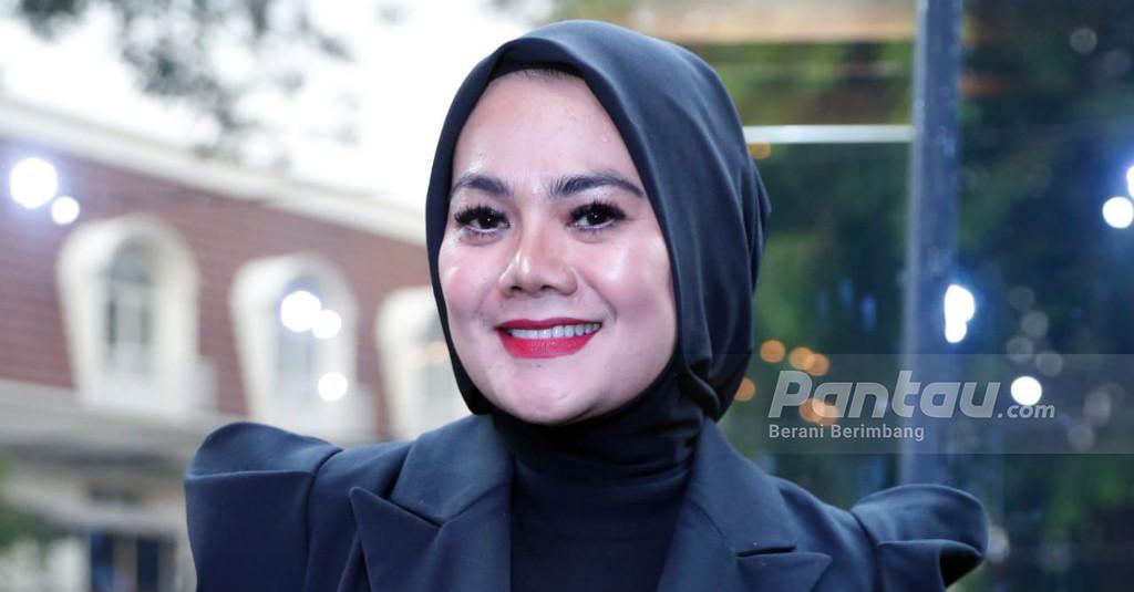 Pertama Bertemu Vicky Prasetyo, Sarita Abdul Mukti Pakai Sarung Tangan