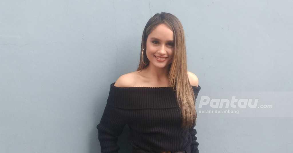 Promo Film, Perut Cinta Laura di Balik Baju Tipisnya Jadi Perhatian Netizen
