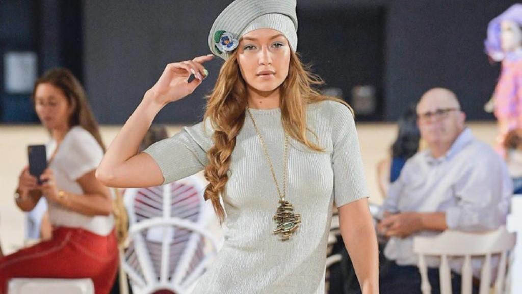 Bukan Settingan, Gigi Hadid 'Nyeker' di Catwalk Pekan Mode New York