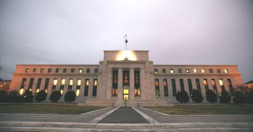 Fed 'Galau' Pangkas Suku Bunga di Tengah Lonjakan Harga Minyak Dunia