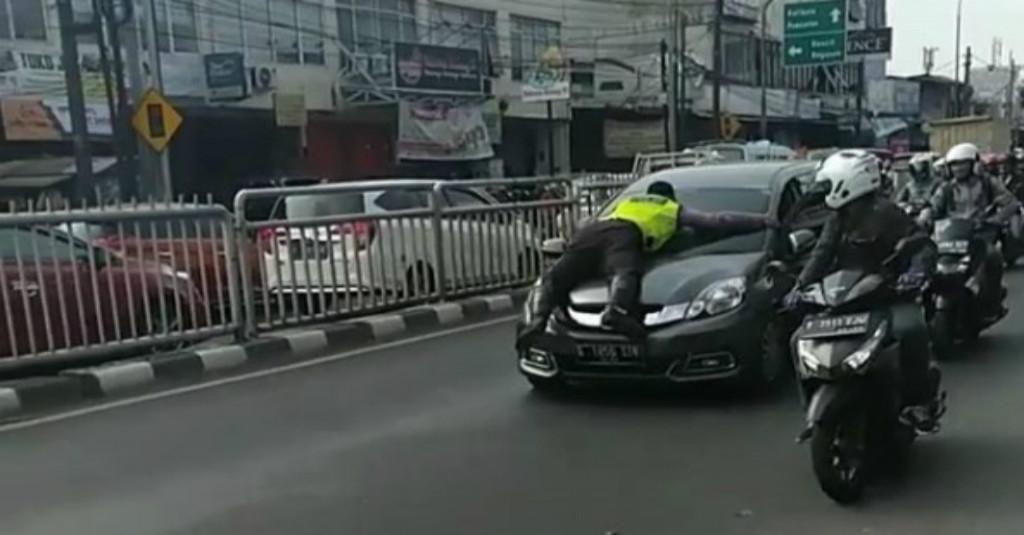 Begini Akhir Cerita Polisi yang Nemplok di Atas Kap Mobil di Pasar Minggu