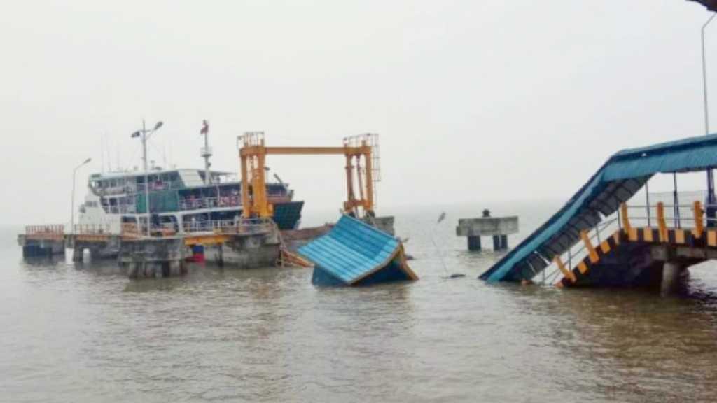 Jembatan Penyeberangan Kapal Roboh, Satu Orang Hilang Terbawa Arus
