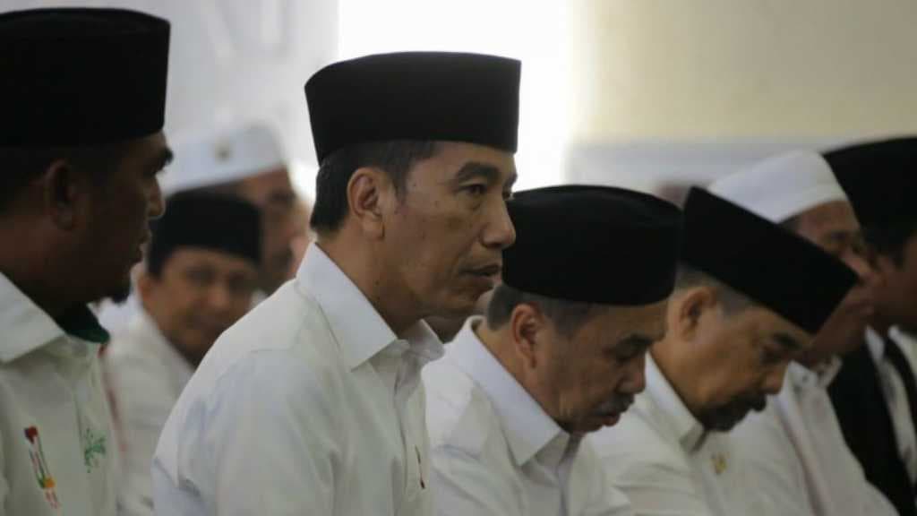 Jokowi Gelar Salat Minta Hujan di Pekanbaru saat Asap Pekat Menyelimuti