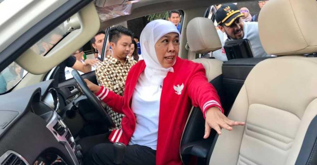 Antre Beli Mobil Esemka, Khofifah Puji Mobil Listrik Karya Anak ITS