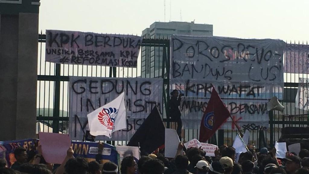 Mahasiswa Demo di DPR, #MahasiswaHarusBergerak Terus Disuarakan Netizen