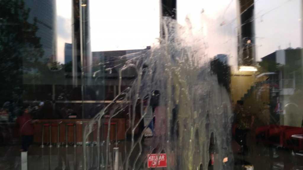 Demo Ricuh, Massa PMII Lempari Gedung KPK dengan Telur