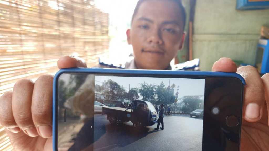 Tak Terima Ditegur, Sopir Mobil Bak Marah dan Hampir Tabrak Petugas Dishub