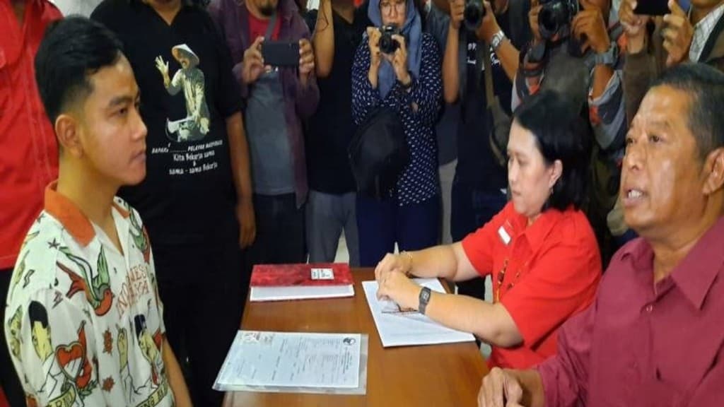 Gibran Bantah Pasang Spanduk Politik Jelang Pilkada Solo