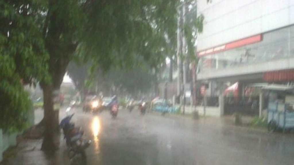 Pontianak Diguyur Hujan Deras Senin Pagi, Warga: Ini Berkah untuk Kita