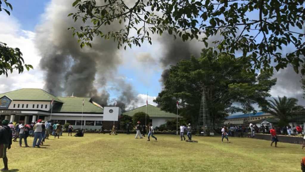 Wamena Rusuh, Massa Bakar Kantor Bupati