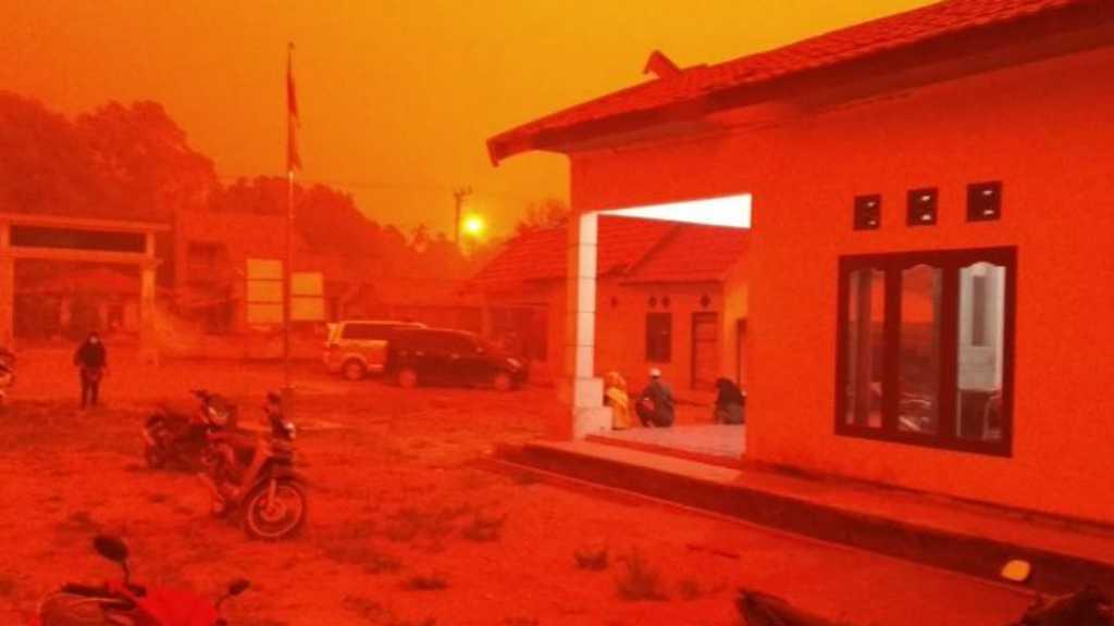 Langit Merah di Jambi Jadi Sorotan Media Asing, Warga Keluhkan Bantuan