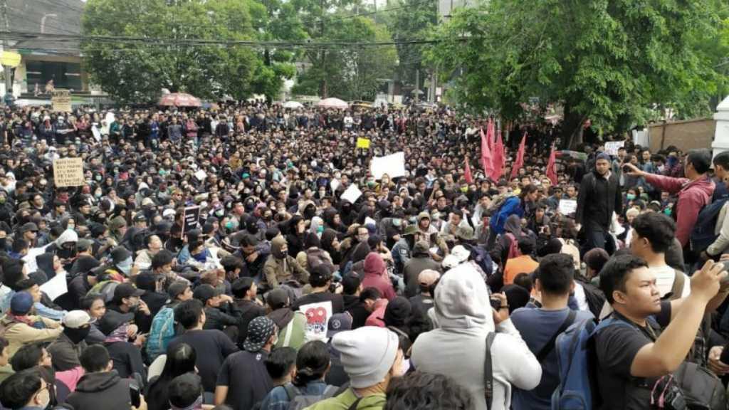 Aksi Demo Kembali Terjadi di Bandung, Ribuan Massa Kepung Gedung DPRD Jabar
