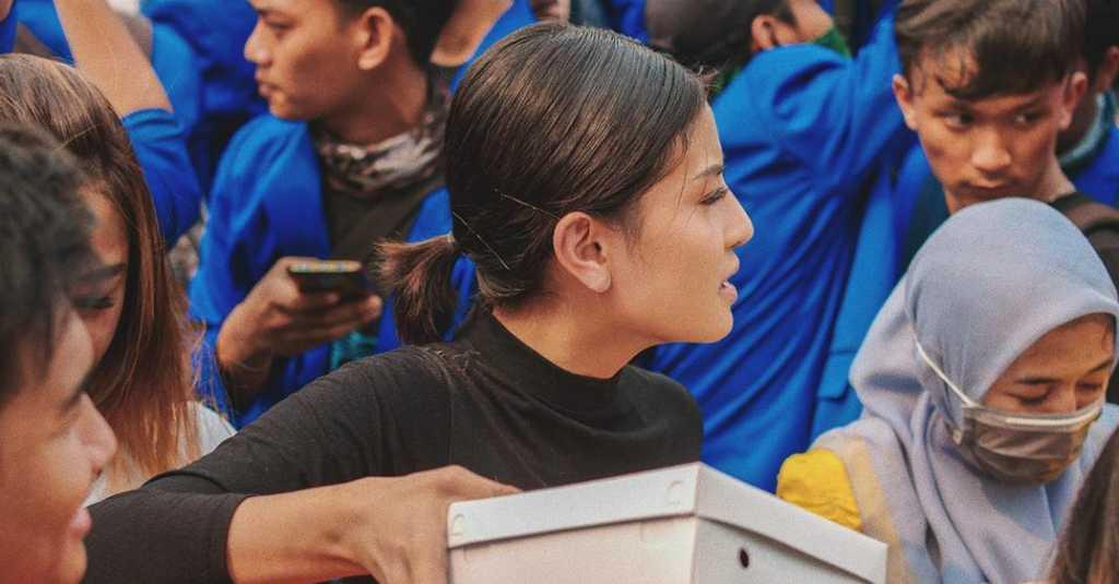 Intip Aksi Awkarin Menembus Kerumunan Pendemo Bagikan Nasi Kotak