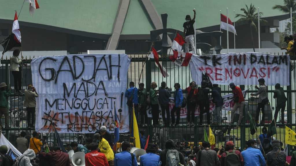 Mahasiswa Pendemo Depan Gedung DPR Dihalau ke Arah Senayan